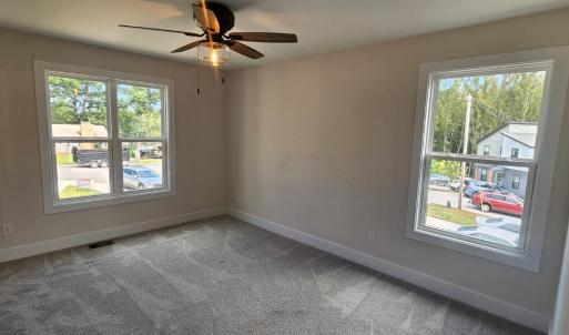 Spacious primary suite w/ beautiful ensuite full bath & walkin closet