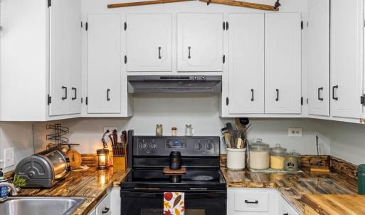 OODLES of cabinets in this wonderfully functional galley kitchen