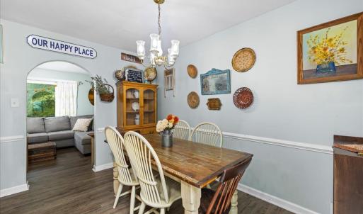 Eat in kitchen can easily seat 8 chairs