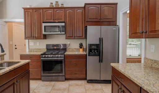 Kitchen w/ ceramic tile floors, propane range 4 yrs old
