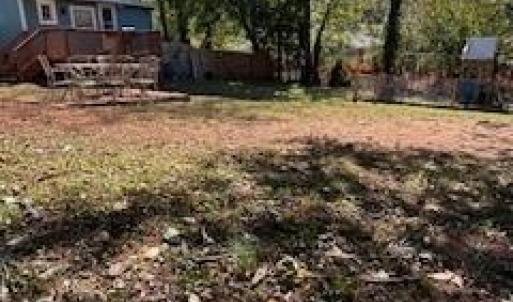 Park like fenced bachyard!!!