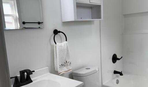 Well-appointed upstairs bath