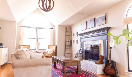 Living room with gas logs fireplace