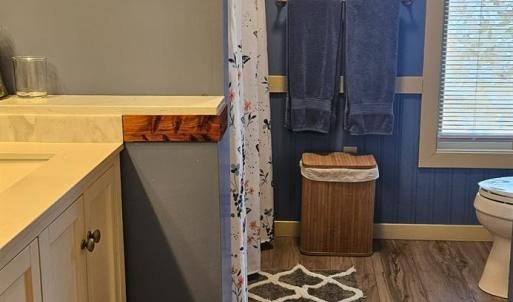 Completely remodeled hallway full bath for guests.