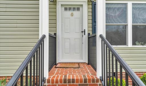 Private entrance to the addition
