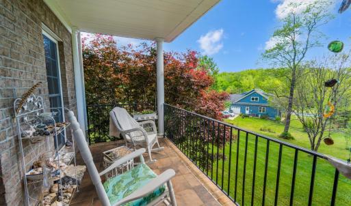 Peaceful veranda/ private balcony off of the family room for enjoying your morning tea!