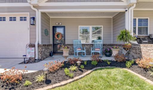 Great Front Porch, beautifully landscaped - great for having morning coffee!