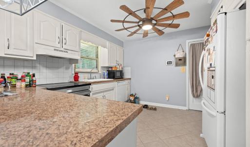 Counter that divides the Eating area from the kitchen