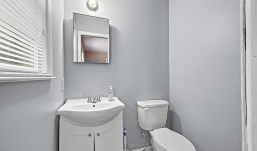 Primary bedroom 1/2 bath