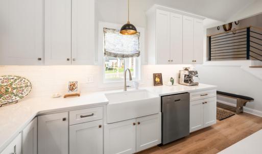 Bright kitchen with lots of cabinet space