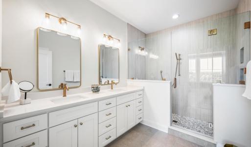 Primary bath ensuite with neutral finishes