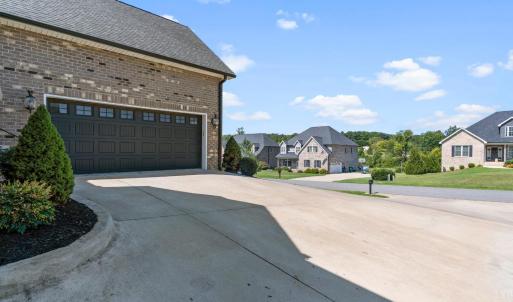 Large driveway with plenty of parking.