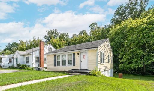 844 Old Forest Rd is the extra lot to the right side