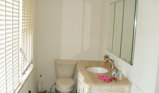 Add'l view of full bath on second level