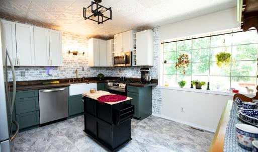 Great sunlight in this kitchen