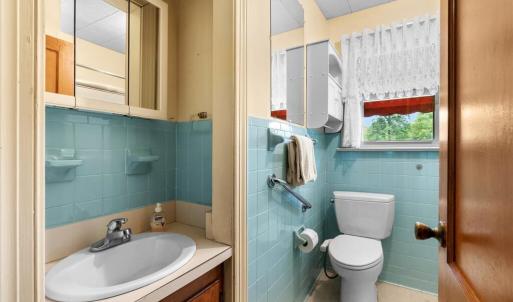 Hall Bath on Main Floor, Full bathroom