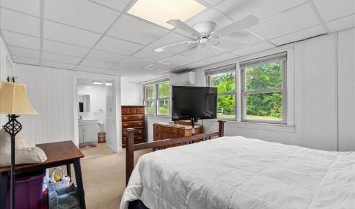 Bedroom 5 with ensuite - Basement, Several windows bring in the beauty of the outdoors into the primary bedroom in basement. apartment.