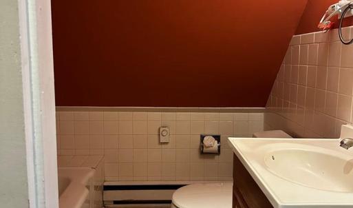 Bedroom 3 ensuite with bathtub.