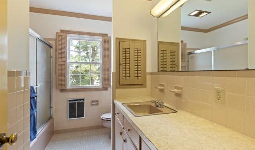 2nd floor full bath for bedrooms 3 and 4
