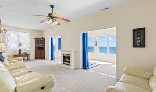 Spacious Living Area with awesome Views!
