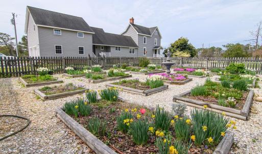 Williamsburg Garden
