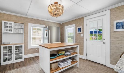 Kitchen, Kitchen conveys turn keys!