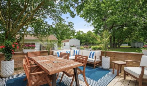 Side Deck, Furnishings convey!