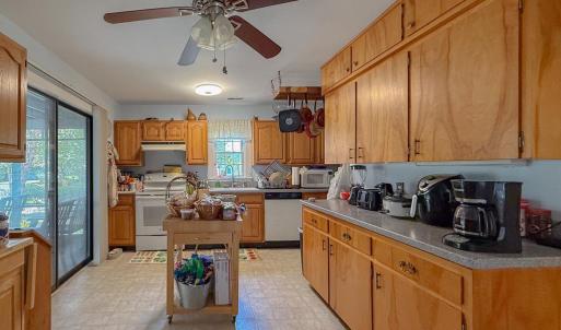 Kitchen w/Oak cabinets