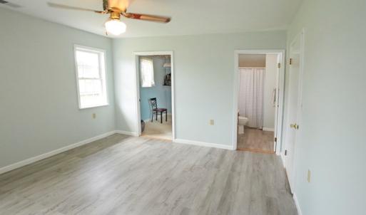 Primary w/ on suite & walk in closet