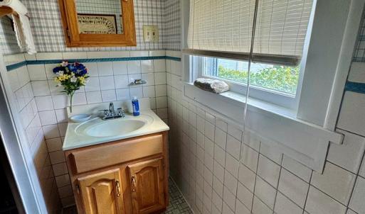 1/2 bath off of kitchen