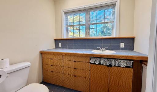 Upstairs full bathroom
