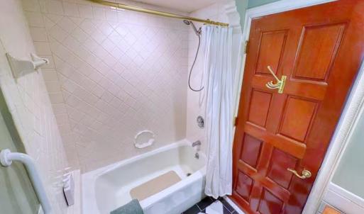 Guest suite bath