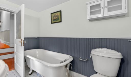 2nd Floor Full Bathroom