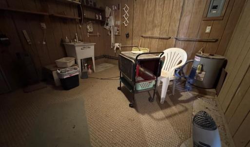 Tack room with hot/cold water.