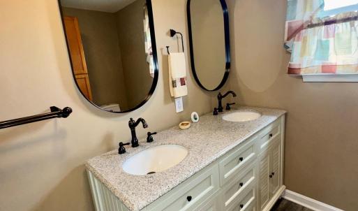 Freshly update full bath