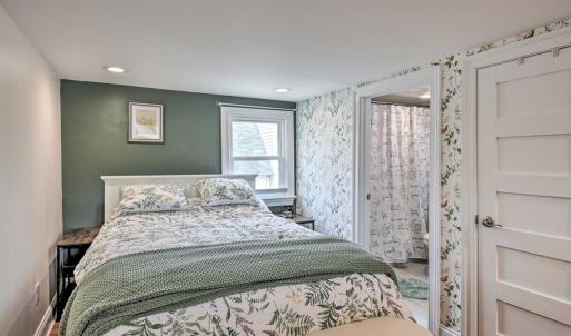 Primary with private en suite bath