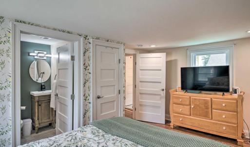 Primary with private en suite bath