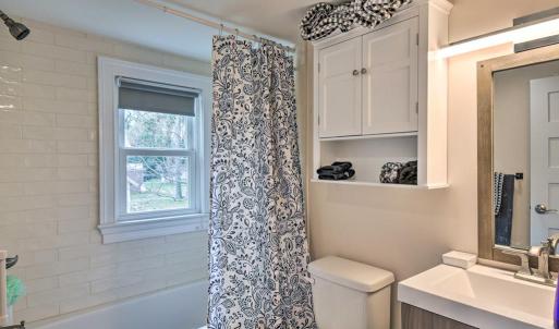 Shared bathroom - upstairs