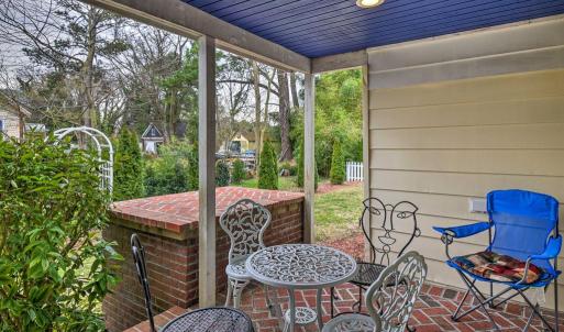 Cover side porch - perfect for brunch or BBQ's