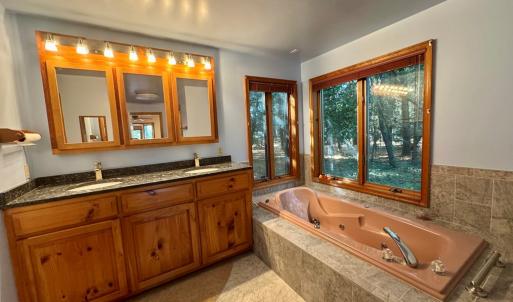 Primary bedroom ensuite with jetted tub