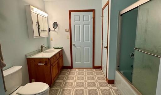 2nd floor hall bath