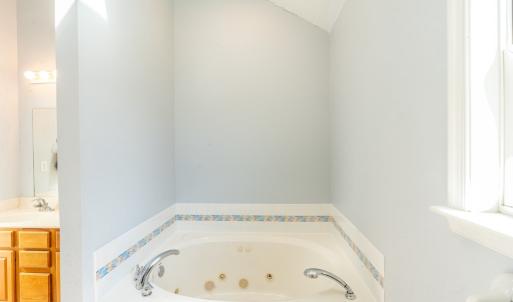 Soaking tub