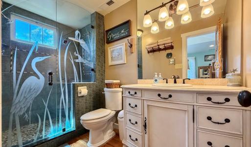 bathroom - ensuite upstairs