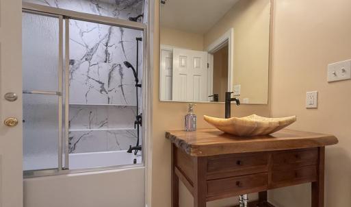 Full bath upstairs