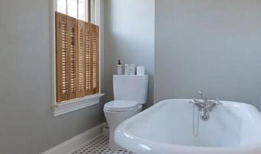 Upstairs Bathroom with Tub