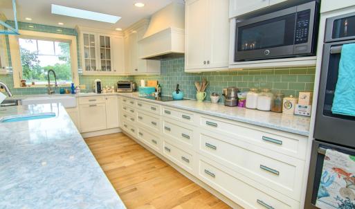 Tons of storage in this kitchen