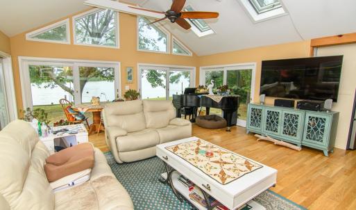 Vaulted Livingroom built by local builder Tommy Ar