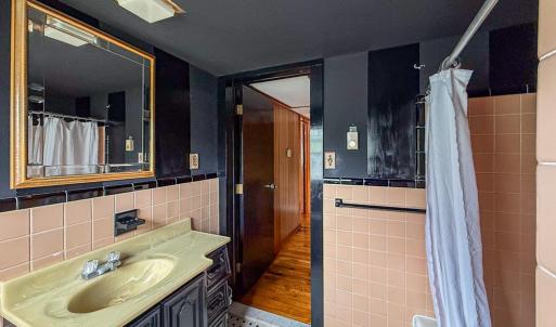 Secondary Full Bathroom