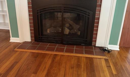Fire place with gas log