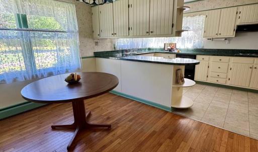 Kitchen eating area
